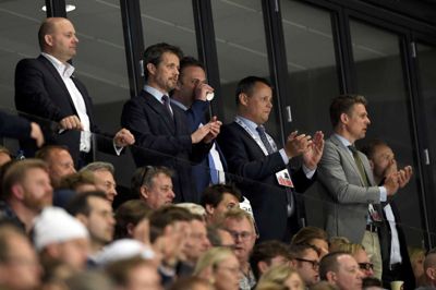 Scanpix/Lars Moeller. Justitsminister Søren Pape Poulsen (K) og kronprins Frederik var to af gæster, da Danmark spillede første kamp ved VM i ishockey fredag aften i Herning.