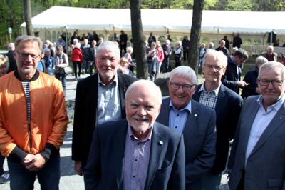 Anders Dam (tv), Christian Fischer, Jørn Würtz, Aksel Evin Olsen, Steffen Lange og Orla Madsen - til sammen Genrejsningskomiteen - var igangsætterne til den nye mindelund.