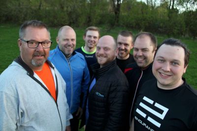 Rigtige Mænd i Engesvang mødes hver mandag til udendørs gymnastik og leg. Fra venstre er det Johnny Arendsen, 52, Kim Frølund List, 45, holdleder Uffe Kidmose, 23, Lars D. Christensen, 31, Anders Laursen, 33, René Nørup, 37, og Aki Jakobsen, 30. Her er de fanget efter godt en times yoga torsdag aften.
