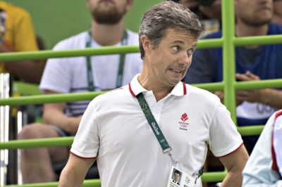 Scanpix/Jens Nørgaard Larsen/arkiv. Kronprins Frederik er genvalgt til otte år mere som medlem af Den Internationale Olympiske Komité (IOC). Det blev i 2017 besluttet ved en IOC-kongres i Peru. Nu holder regeringen ham i kortere snor efter en sag om at udelukke russiske atleter fra OL i Rio de Janeiro, siger statsminister Lars Løkke Rasmussen (V) i Politiken.
