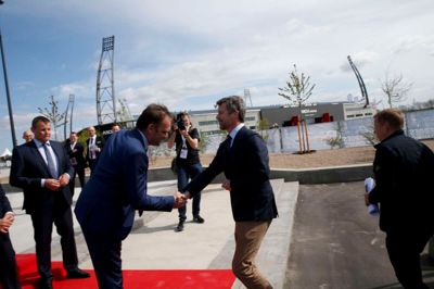Kronprins ankom på den røde løber forud for VM's åbningskamp. Er der det Danmarks Ishokcye Unions formand Henrik Bach Nielsen, der byder velkommen. Foto: Flemming Hansen
