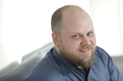 Kasper Pauli Pedersen, fungerende gruppeformand for Socialdemokratiet i Ikast-Brande byråd, kipper med den røde fane for det netop indgåede budgetforlig. ?Foto: Henrik Ole Jensen