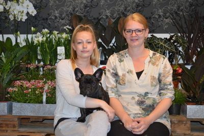 Desiree Dürr (t.v.) hunden Buller og Janni Laursen Cavazzi glæder sig til at tage imod kunderne i deres nye blomsterbutik »Buketten«. ?