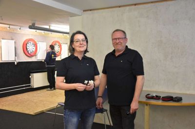 Pia Michelsen og René Jensen har været medlemmer i Ikast Dartklub i halvandet år - de nyder at spille dart mod hinanden og andre og konkurrencen i det. Men fornylig fik de begge klø af deres søn i konfirmationsalderen. ?