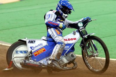 Scanpix/Sportxpress. Nicki Pedersen styrtede for nylig og brækkede en håndrodsknogle. Lørdag slog han så hånden igen i Warszawa.