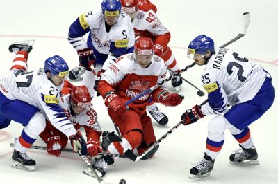Danmark var storfavorit mod Sydkorea, men kom aldrig til at dominere kampen som forventet. Peter Regin, Frederik Storm og resten af det danske hold måtte slide hårdt for de tre point. Foto: Reuters/David W Cerny