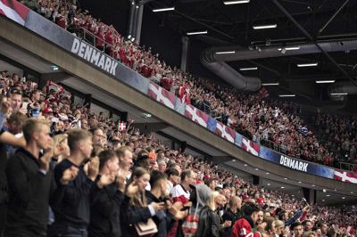 Det danske landshold har haft enorm opbakning i Boxen i Herning, og ledelsen i dansk ishockey drømmer om at se noget tilsvarende i en eventuel kvartfinale i Royal Arena. Foto: Scanpix/Henning Bagger