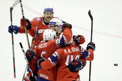 Jonas Holøs (til venstre) scorede Norges tredje mål, der blev sat ind i powerplay. Foto: Reuters/David W Cerny