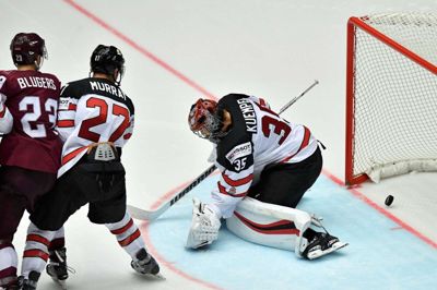 Canadas målmand Darcy Kuemper måtte se pucken smutte mellem benene på Kristians Rubins' afslutning i begyndelsen af tredje periode. Foto: Scanpix/Joe Klamar