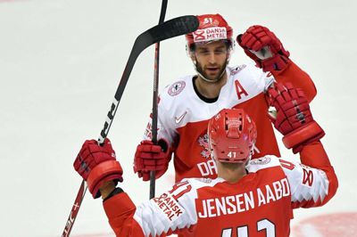 Frans Nielsen og Jesper Jensen Aabo jubler her over en scoring 3-1-sejren over Sydkorea tidligere under VM i ishockey. Tirsdag gælder det Letland i den sidste VM-gruppekamp, og spillerne i den danske lejr er meget bevidste om, at de skal spille bedre end mod sydkoreanerne, hvis Letland skal besejres. Foto: Scanpix/Joe Klamar