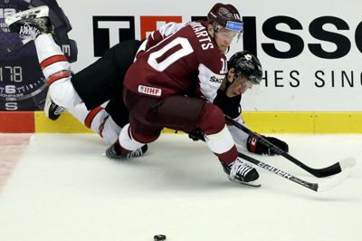 Rihards Bukarts og hans holdkammerater var i hård kamp mod Canada mandag aften og har mindre end et døgn til at forberede sig på VM-gyseren mod Danmark. Foto: Reuters/David W Cerny