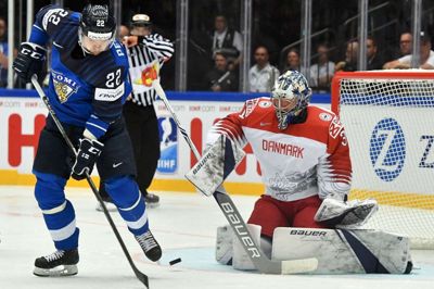 Finlands Janne Pesonen og mange andre har forgæves forsøgt at score på Frederik Andersen under VM. Danskernes sidste skanse har indtil videre reddet 141 af de 150 skud, der er sendt afsted mod ham under VM. Foto: Scanpix/Joe Klamar
