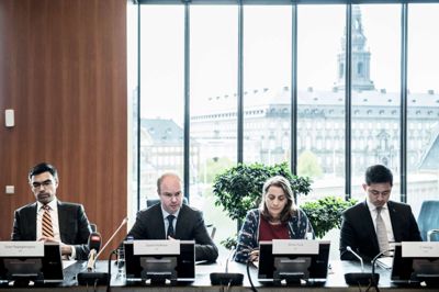 Scanpix/Ida Marie Odgaard. Den Internationale Valutafond, IMF, udsendte onsdag sin årsrapport om solid dansk økonomisk vækst. Her ser IMF's delegation i Nationalbankens Repræsentantskabssal.