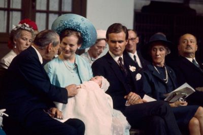 Scanpix/Steen Jacobsen. 1968: Tre generationer til barnedåb i Holmens Kirke. Til venstre for dåbsbarn og forældre kong Frederik IX. Til højre farmor og farfar, Renée og André de Monpezat. Navnet blev Frederik André Henrik Christian.