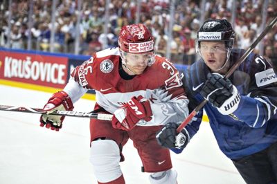 Danske Jannik Hansen (tv.) finske Markus Nutivaara kan komme til at stå over for hinanden snart igen, når Danmark, Finland, Norge og Sverige spiller Nordisk Cup i ishockey, som spilles til april. Foto: Scanpix/Henning Bagger