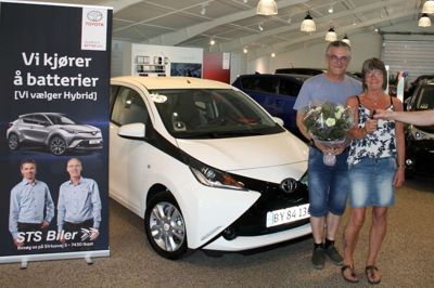 Vinderne Claus (tv) og Ellen Blaabjerg Jørgensen får overrakt nøglerne af lodseddelsælgeren Svend-Erik Hansen (th.) ?foto: Privat