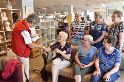 Leder af Røde Kors-butikken, Marie Mortensen, uddelte årsnålene. ?Foto: Steen Hebsgaard