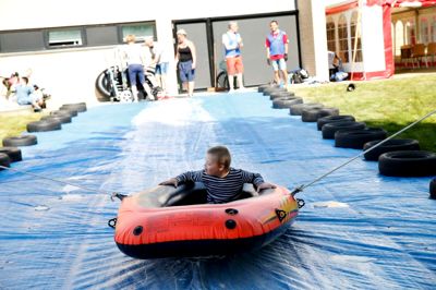 Reportagefotos fra Sansefestivalen i Brande, som er for handicappede. Der er i år rekord mange deltagere i festivalen.
Her kan de bruge sanserne i de forskellige forlystelser.