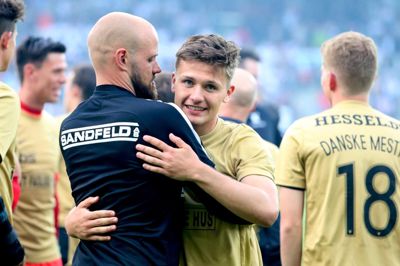 Mikkel Duelund fejrer FCM's andet mesterskab med assistenttræner Kristian Bach Bak. Foto: Tom Laursen