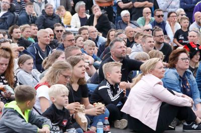 FC Midtjyllands fans var mandag aften forsamlet i stort antal i fanzonen foran MCH Arena. Tirsdag ventes et endnu større fremmøde, når spillerne hyldes på Torvet i både Ikast og Herning. ?Foto: Henrik Ole Jensen