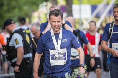Scanpix/Nikolai Linares. For nylig løb kronprins Frederik "Royal Run" i en række byer. Men nu er det hovedet, det handler om, når han onsdag indvier et nyt center for offentlig ledelse på Aarhus Universitet, hvor han selv har studeret.