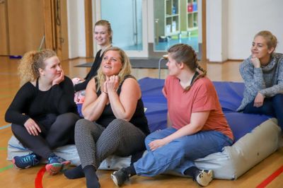 Billede: Kristine Påske, Bording og Kristina Linnebjerg, Christianshede (nr. 1 og 2 fra venstre forreste række) udfylder hver især helt suverænt rollerne som henholdsvis Marty og Jan fra den seje og smækre pigeklike Pink Ladies. Man mærker tydeligt deres store potentiale og flair for teater, som blev vist i de foregående års store roller på scenen i Thorning Friluftsspil