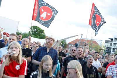FCM Fanerne vajede højt i den varme sommerbrise ?foto: Henrik Ole Jensen