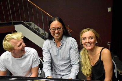 Pelle Emil og Ditte Marie - her med pianisten Ronnie F. Olesen i midten - øver sig til koncerten på søndag, og glæder sig til at vende tilbage til Bakkehuset og Musikskolen, som de har trådt deres musikalske barnesko i. ?FOTO: Privat