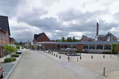 Det lille torv i bymidten er omdrejningspunktet for livet i Ejstrupholm. ?Privatfoto