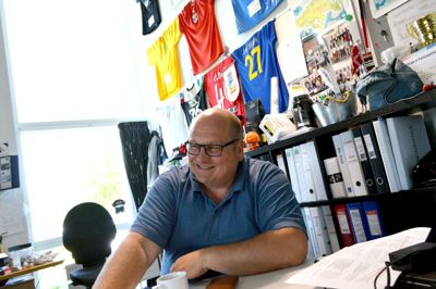 Karsten Werge vil gerne kunne tilbyde alle college-elever en kontaktfamilie og tager udgangspunkt i de gode erfaringer der fra FCM fodbold - men også personlige erfaringer fra de mange unge, der har boet i ungdomsboligerne på Hagelskjærvej ?foto: Laila Kempel