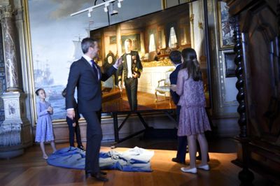 Keld Navntoft/Ritzau Scanpix. Den australske billedkunstner Ralph Heimans' portræt af kronprins Frederik blev torsdag præsenteret på Det Nationalhistoriske Museum på Frederiksborg Slot under overværelse af kronprinsparret og dronning Margrethe.