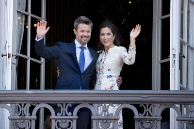 Liselotte Sabroe/Ritzau Scanpix. Kronprins Frederik og kronprinsesse Mary kan på grund af dårligt vejr blive nødt til at køre i en lukket karet, når de lørdag aften køres fra Amalienborg til Christiansborg.