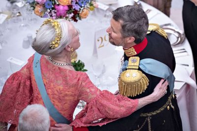 Henning Bagger/Ritzau Scanpix. Dronning Margrethe er stolt af sin søn kronprins Frederik, og det ville prins Henrik også have været, hvis han stadig var i live, siger dronningen lørdag aften i sin tale til kronprinsen.