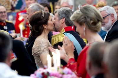 Keld Navntoft/Ritzau Scanpix. Kronprins Frederik takker Mary for hendes tale ved det store gallataffel i anledning af hans 50-års fødselsdag.