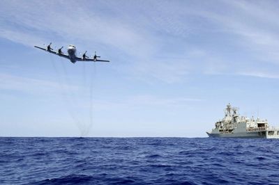 Et fly fra det australske forsvar og en fredag fra den australske flåde under efter eftersøgningen efter det malaysiske fly MH370 i 2014. En privat finansieret eftersøgning efter det savnede passagerfly er nu blevet formelt afsluttet. Foto: Lsis James Whittle/Ritzau Scanpix