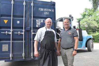 Morten Kok, th, og Jan B. Knudsen er klar til et helt nyt tiltag i Ikast med gratis udlån af containere.