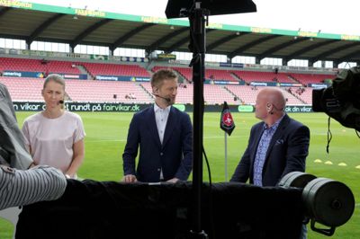 Stig Tøfting var inden kampen mellem Brøndby IF og FC Midtjylland kommet til at love, at han ville gå fra Aarhus til Herning, hvis midtjyderne vandt kampen. Det sker nu over flere dage startende torsdag. Her ses han sammen med Martin Jørgensen og Camilla Martin inden »guldkampen« på MCH Arena tilbage i maj 2018. Foto: Jens Anton Nordestgaard