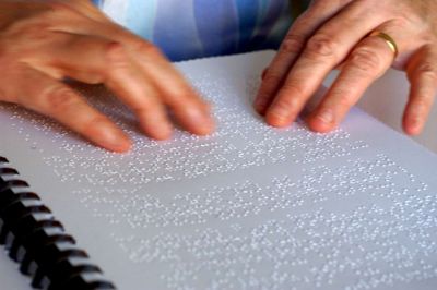 Colourbox/Free. En blind læser lydskrift som braille (punktskrift). Men svenske blinde og svagsynede kan også læse 40 svenske aviser med lyd med særligt udstyr. Det udstyr vil Dansk Blindesamfund gerne have i Danmark. Der er afsat en ramme på 10 millioner kroner til blinde og svagsynede i aftalen, som fjerner licensen og skærer 20 procent af DR's budget over fem år.