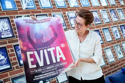 Stina Tang Frandsen, projektleder i MCH Musical, gør klar til offentliggørelsen af Evita i MCH Herning Kongrescenter. ?Foto: MCH/Tony Brøchner