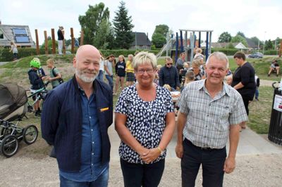 Foto: Morten Hallstrøm. Arkitekt Niels Madsen (tv) fra firmaet Noles/Maxplay har slået stregerne til legepladsen. Med til indvielsen var også byrådspolitiker Frank Heidemann Sørensen (S) samt formanden for Lokalrådet, Joan Højlund, der mener, at parken med legepladsen stadig vil kunne danne ramme om et marked. Boerne behøves ikke stå på en snorlige række.