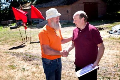 Året initiativpris blev overrakt til Engesvang Dartklub. Her overrækker Jens Erik Lorentsen (S) (t.v.) diplomet til Martin Hansen. ?Foto: Tom laursen