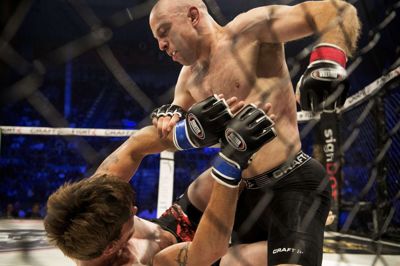 Claus Bech/Ritzau Scanpix. Mark O. Madsen (th) vandt hovedkampen mod englænderen Dez Parker ved MMA-stævnet i Brøndby Hallen. Det er danskerens fjerde sejr i træk i kampsportsgrenen, mens det er Dez Parkers fjerde nederlag på stribe.