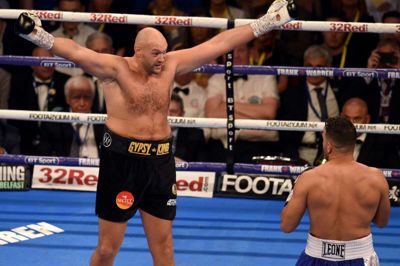 Oli Scarff/Ritzau Scanpix. Tyson Fury fik en påtale for at spille op til publikum, da han besejrede sin albanske modstander i comebacket i Manchester.