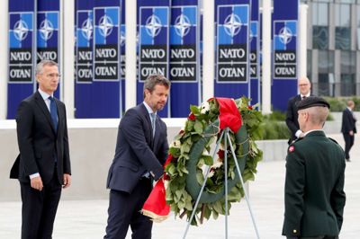 Yves Herman/Reuters. Den danske kronprins og Natos generalsekretær deltager i kransenedlæggelse på mindesten skænket af Danmark til ære for faldne soldater i Nato-operationer.