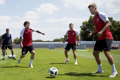 Med sine 195 centimeter og store kropsstyrke vil Andreas Cornelius (til højre) have et fysisk overtag, hvis han på lørdag kommer på banen mod Peru. Christian Eriksens (i midten) fod kan også blive udnyttet ekstra godt, når Danmark har frispark eller hjørnespark mod sydamerikanerne. Foto: Liselotte Sabroe/Ritzau Scanpix