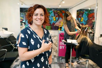 Salonen i Ikast er først lige åbnet og den første kunde er allerede inde af døren. Der bliver snakket, grinet og ordnet hår. Stemningen i salonen er i top.