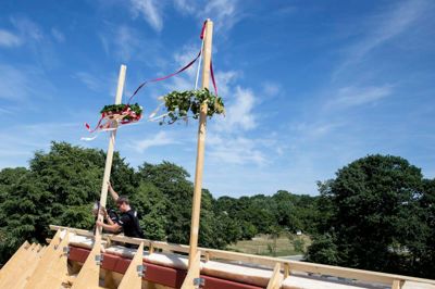 To pæle med kranse blev rejst over den kommende børnehave i Bording. Den ene repræsenterede de voksnes officielle rejsegilde, og den anden er fra børnenes for-rejsegilde. ? Foto: Tom Laursen