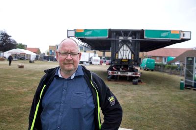 Ikast Musikliv:
Opbygningen af festpladsen er ved at være i slutfasen inden Ikast Musikliv går løs.
Formanden for Ikast Musikliv, Robert Bagger fortæller om forberedelserne og optakten.