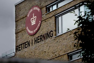 Retten i Herning afgjorde onsdag en sag om trusler, som en 32-årig herningenser blev dømt for at fremsætte i et retslokale i Esbjerg i januar.