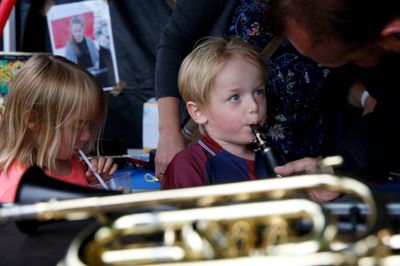 Børnene var meget interesseret i at prøve de forskellige instrumenter i musikskolens telt.
Foto: Flemming Hansen
